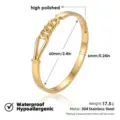 Detalle de pulsera de acero inoxidable dorada con acabado pulido y diseño de cadena. - Brazaletes de eslabones de cadena dorada