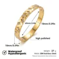Vista detallada del brazalete rígido de acero inoxidable dorado con pedrería y dimensiones. - Brazalete de estrás con patrón de espigas y rombos