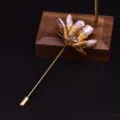 Detailaufnahme der eleganten handgefertigten Barockperlen-Blumenbrosche mit Golddraht. - Blumenstrauß-Brosche