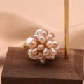 Dettaglio in primo piano di un anello fiore in perle barocche fatte a mano design unico. - Stile Fiore di Lusso in Fiore