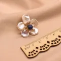 Squisita spilla con fiore di perla barocca, petali naturali irregolari e design elegante. - Spilla a fiore B