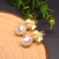 Orecchini a ape di perla con fiori di cristallo scintillanti, elegante design a insetto dorato per donna. - Orecchini di perle ad ape