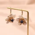 Barock Perle Blumen Ohrringe mit blauem Stein Zentrum, elegante Vintage Schmuck. - Blau (Lapislazuli Blume Ohrringe)