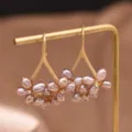 Eleganti orecchini pendenti con fiori di perle d'acqua dolce viola per donne alla moda. - Orecchini a Fiore con Perla Viola