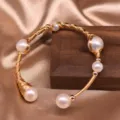 Handgemachte, golddrahtummantelte Perlenarmband, elegantes offenes Armreif für Damen Schmuck. - Mehrschichtiges Drahtumwickeltes Armreif