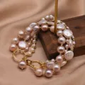 Mehrschichtiges Barockperlen Armband, handgemachte rosa Perlen Schmuck mit goldenen Details. - Perlenarmband (Hauptbildstil)