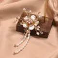 Spilla di fiori in perle d'acqua dolce barocche fatte a mano, eleganti gioielli floreali vintage. - Stile Stame Esagerato
