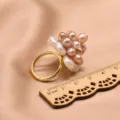 Handgemachte Barock Perle offener Ring, einzigartiges Blumen Cluster Schmuckstück. - Reiche Blüte Stil