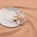 Primo piano della spilla a fiore in perle barocche fatte a mano, lucentezza naturale elegante. - Spilla Fiore Barocco