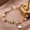 Elegante bracciale con catena dorata e perle d'acqua dolce naturali, gioiello vintage. - Bracciale regolabile in perle bianche e sfere di metallo