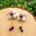Handgemachte Barockperlen Blumen Ohrringe mit blauem Lapis Lazuli und goldenen Ketten. - Blau Quaste (Lapislazuli Premium Blütenblatt Perle Ohrringe)