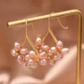 Eleganti orecchini floreali di perle d'acqua dolce rosa con ganci dorati raffinati. - Orecchini a fiore di perla rosa