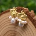 Goldene Biene Perlenohrringe mit Barock Süßwasserperlen, eleganter Vintage Stil Schmuck Variante. - Blumenrock Biene Ohrringe