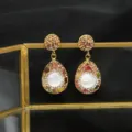 Goldene Barock Tropfenohrringe mit unregelmässiger Perle und bunten Strasssteinen für Damen. - Perlen Strass Ohrringe