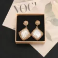 Elegante Barock Perle Strass Ohrringe, luxuriöses geometrisches Design für Damen Schmuck. - Quadratische weiße Perlenohrstecker / Gold