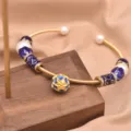 Elegantes goldenes Armband mit blauen Emaillierten Perlen und weissen Perlen fur Damen. - Pandora-Stil Cloisonné Armreif / Gold
