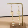 Eleganti orecchini pendenti con perle d'acqua dolce, catene dorate e fiori blu chic. - Stile Nappa Sfera di Perle / Dettagli Floreali Blu Con Perla Bianca
