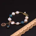 Barock Süßwasserperlen Armband mit blauen Natursteinen und Kreuz Anhänger schickes Schmuck. - Kyanit Kreuz Armband