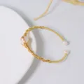 Elegantes goldenes Drahtwicklungs-Armband mit Naturperlen für Damen und modische Anlässe. - Einzelne Perle Drahtumwickelt Armreif