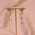 Orecchini pendenti con perle d'acqua dolce dorate stile vintage floreale per donna elegante. - Fiore d'Oro Con Perla Bianca Barocca