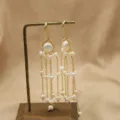 Orecchini con nappe di perle d'acqua dolce naturali, design a catena lunga elegante, gioiello retrò donna. - Multi-Catena d'Oro Con Perla Bianca