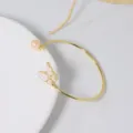 Elegantes offenes Armband mit rosa Perle und Schmetterlings-Anhänger in glänzendem Gold. - Rosa Schmetterling Armreif