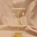 Squisiti orecchini con perle d'acqua dolce, design lungo dorato elegante per le donne. - Strass Circolare Con Perla Bianca