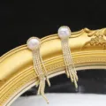 Eleganti orecchini con frange di perle d'acqua dolce e zirconi in stile oro vintage. - Pieno di Strass Oro Con Perla Bianca