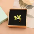 Green leaf pearl brooch pin, elegant baroque pearl flower jewelry accessory for women daily wear. - Grass Style