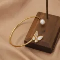 Goldener Schmetterling Perle Armreif, elegantes offenes Armband modischer Schmuck für Damen. - Weißer Schmetterling Armreif