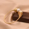 Elegantes goldenes Drahtwickel-Armband mit Perlenenden, minimalistischer Schmuck-Stil. - Großer Perlen Armreif