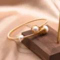 Goldfarbenes Draht gewickeltes Perlen Armband, minimalistischer offener Armreif für Damen Schmuck. - Einfaches Drahtumwickeltes Armreif