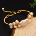 Handgefertigtes vergoldetes Draht Wickelarmband mit natürlichen Süßwasser Perlen für Damen - Barockperlen Armband