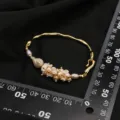 Goldenes unregelmäßiges Perlenarmband Vintage Luxus Ästhetik Schmuck für elegante Damen - Barock Metall Armband Reif