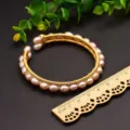 Natürliches Süßwasserperlen Draht gewickeltes offenes Armband, vintage minimalistischer Schmuck. - Doppelschleife Rosa Perlen Armreif
