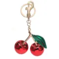 Kirschen Schlüsselanhänger Detailansicht, stilvoller Frucht Taschenanhänger mit goldenem Karabiner. - Einzelnes grünes Blatt & Rot