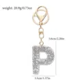 Detailansicht des Strass-Buchstaben-Schlüsselanhängers, goldfarbener Metallring mit Kristallen. - Buchstabe P / Weißer Strass