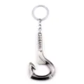 Nahaufnahme Detail des Metall Fleischhaken Flaschenöffners und Schlüsselanhängers mit Kette. - Charm-Anhänger / Flaschenöffner