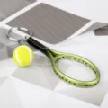 Detailansicht des gruenen Miniatur Tennisraquet Schluesselanhaengers mit Ball Anh. - Grün