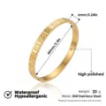 Brazalete rígido de acero titanio dorado ancho geométrico impermeable hipoalergénico - Brazaletes de cuadros de sarga