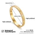 Pulsera rígida dorada de acero inoxidable con cristales, vista detallada y medidas. - Brazalete abovedado segmentado de tres piedras