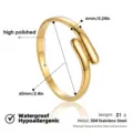Vista detallada de pulsera abierta de acero dorado, con superficie pulida y dimensiones exactas. - Brazaletes de anillos entrelazados