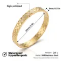 Brazalete rígido de acero inoxidable dorado con diseño acolchado, impermeable y antialérgico. - Brazalete de Circonita Acolchado