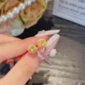 Primer plano de pendientes de tuerca de cristal amarillo cuadrado brillante, joya elegante. - Pendientes de Botón-Oro