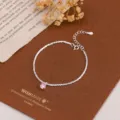 Nahaufnahme des S925 Silber Sternenstaub Armbands mit funkelndem pinken Zirkoniastein. - Schlichtes Silber [Armband mit rosa Strass]
