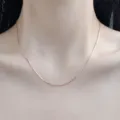 Detailansicht der eleganten Roségold-Boxkettenhalskette, die am Hals getragen wird. - Venezianerkette / Roségold