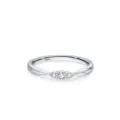 Vista detallada de un anillo minimalista de plata esterlina S925 con tres piedras finas. - Talla 6 / Oro blanco