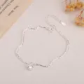 Nahaufnahme eines funkelnden silbernen Armbands mit einzelnem Zirkonstein und Verlängerung. - Schlichtes Silber [Armband mit weißem Strass]