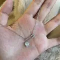 Nahaufnahme einer S925 Silber Sicherheitsnadel Halskette mit Herz Zirkon Anhänger. - 925er Silber / Weißgold mit weißem Zirkonia