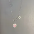 Nahaufnahme des silbernen Sicherheitsnadel Rosa Herz Kristall Anhängers, zarte Halskette. - 925er Silber / Platinfarbe-Rosa Stein
